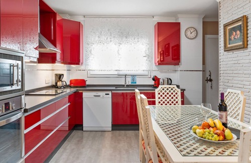 Alhaurin de la Torre Villa | 'Villa Isabella' with Mountain Views, Wi-Fi and Air Conditioning