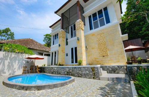 Bangunjiwo Villa | Villa Jogja Grand Bale with Private Pool by Simply Homy