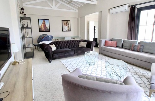 Cesme Villa | Villa Joven; Ödüllü Bir Sitede Havuzlu 4+1 Villa