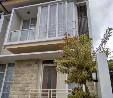 Oro Oro Ombo Villa | Villa Keluarga Batu