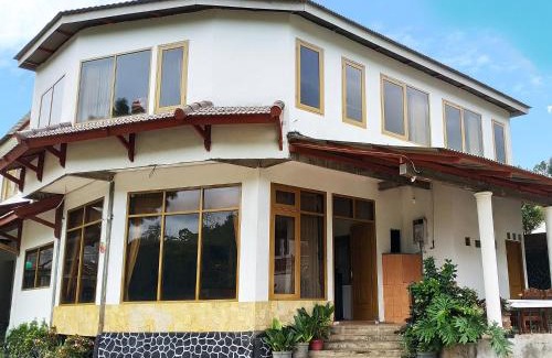 Batu Villa | Villa KenDedes Garden