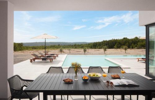 Brgod Villa | Villa KM 5 Bedroom with pool and garden