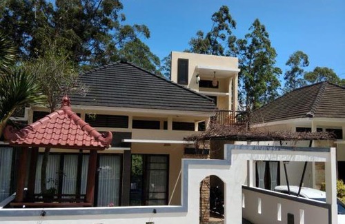 Ngaglik Cabin | Villa Kusuma Pinus 3 Bedroom with Pool