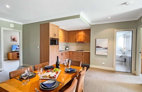Lovedale Villa | Villa Lago - Designer villa at Rydges Resort