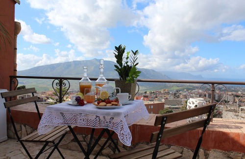 Alcamo Villa | Villa languidly lying down on Mount Bonifato