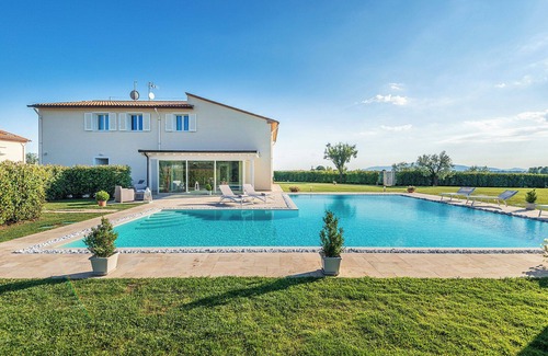 Monsummano Terme Villa | Villa Le Terme with Pool, Whirlpool, Garden, Terrace, BBQ, A/C & Wi-Fi