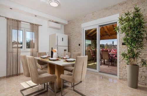Lipa Villa | Villa Lemily - Five Bedroom with Swimming Pool