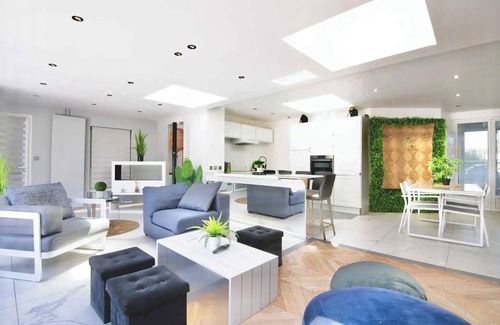 Mons-en-Baroeul Villa | Villa Lille Métropole, near old Lille, golf courses. sleeps 9 & garden