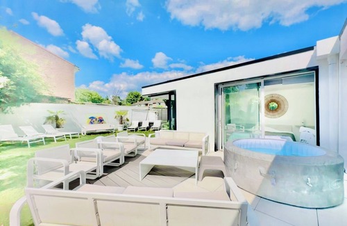 Mons-en-Baroeul Villa | Villa Lille Métropole, near old Lille, golf courses. sleeps 9 & garden