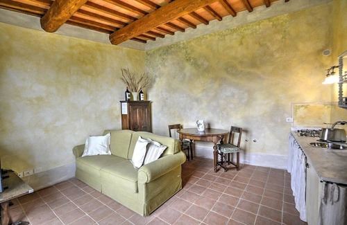 Poggibonsi Villa | Villa Lionella: A splendid three-story villa surrounded by meadows and by green hills, with Free WI-FI.