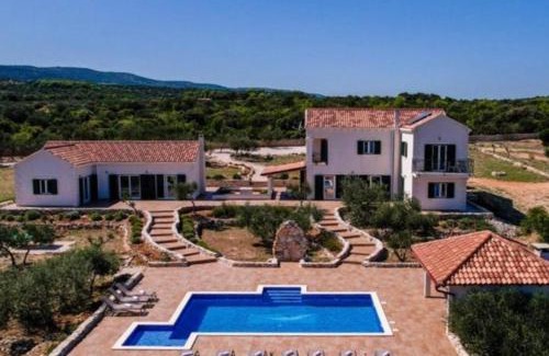 Pucisca Villa | Villa Luisa Pucisca - 2 Häuser, 6 Schlafzimmer Insel Brac - Pool, Grill, Kamin, Tischtennis, Boccia