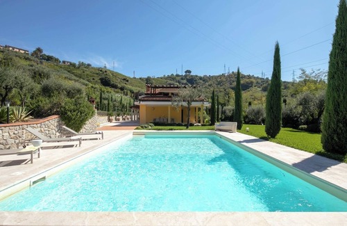 Carrara Villa | Villa Lunense In Carrara, Tuscany