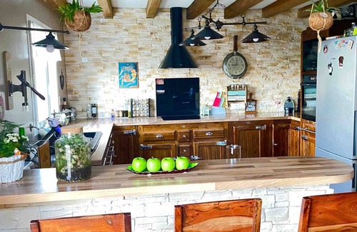 Ayherre Villa | Villa 'Maison Atypique Au Pays Basque' with Mountain View and Air Conditioning