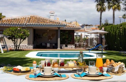 Torre de Benagalbon Villa | Villa 'Málaga Beach - Golf' with Private Pool, Wi-Fi and Air Conditioning