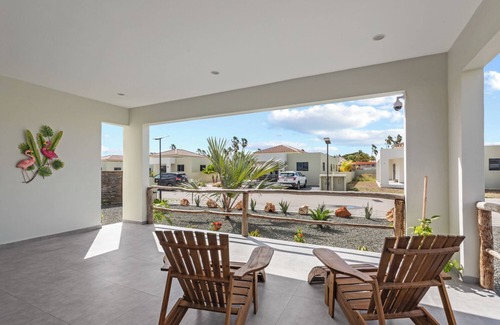 Marie Pampoen Villa | Villa Mambolicious, Mambo Beach, Villa with private pool near beach.