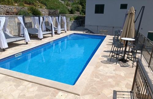 Trilj Villa | Villa Marija with heated pool