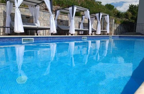 Trilj Villa | Villa Marija with heated pool