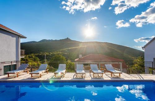 Trilj Villa | Villa Marija with heated pool