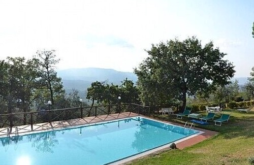 Pian di Sco Villa | Villa Mariolina Grande: A characteristic and welcoming two-story age-old farm house located in an isolated position, on the slopes of a hill which is covered with olive groves, with Free WI-FI.