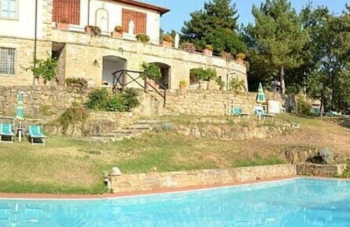 Pian di Sco Villa | Villa Mariolina Grande: A characteristic and welcoming two-story age-old farm house located in an isolated position, on the slopes of a hill which is covered with olive groves, with Free WI-FI.