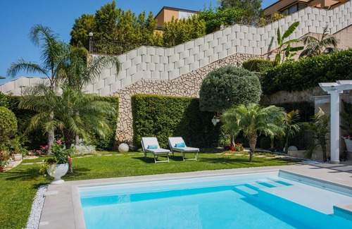 Taormina Apartment | Villa Mastrissa Deluxe Apartment with pool, garden and parking, a few minutes from Taormina