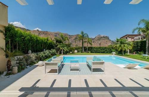 Taormina Apartment | Villa Mastrissa Deluxe Apartment with pool, garden and parking, a few minutes from Taormina