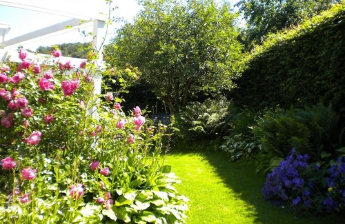 Bastad Villa | Villa med blommande trädgård, centralt Båstad