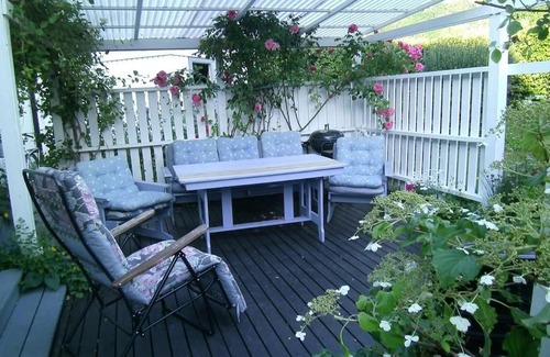 Bastad Villa | Villa med blommande trädgård, centralt Båstad