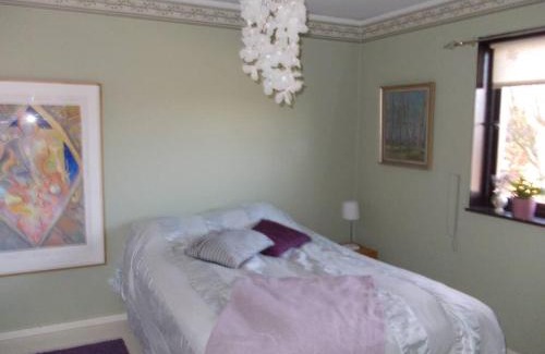 Bastad Villa | Villa med blommande trädgård, centralt Båstad