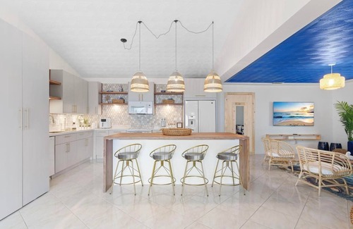 Ludlam House | Villa · Mediterranean Villa - Big Pool-Pool Spa BBQ Fits18