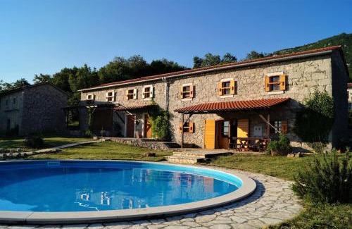 Lupoglav Villa | Villa Millefoglie, a century-old stone house nestled in a nature park