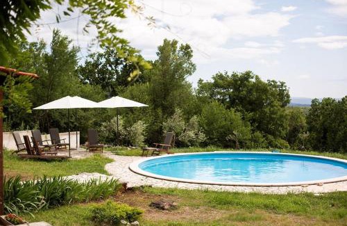 Lupoglav Villa | Villa Millefoglie, a century-old stone house nestled in a nature park