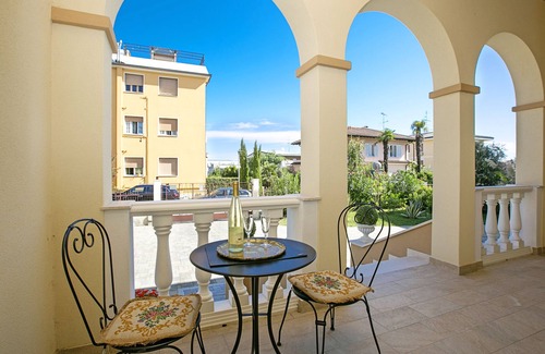 Desenzano del Garda Apartment | Villa Mimosa - Appartamento 1, Desenzano Del Garda, Italy