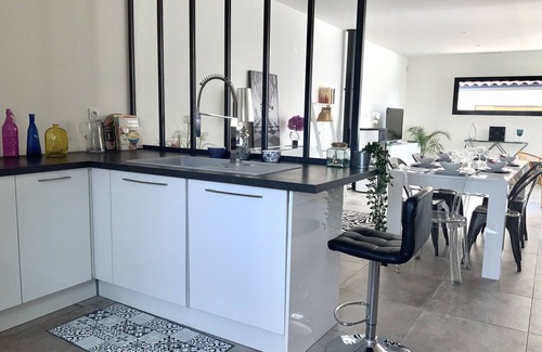 Avignon Villa | VILLA MODERNE. AIR CONDITIONED. SWIMMING POOL. BARBECUE. NO VIS A VIS. OPTICAL FIBER