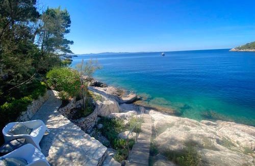 Trstenik Villa | Villa Moro: Beachfront Privacy