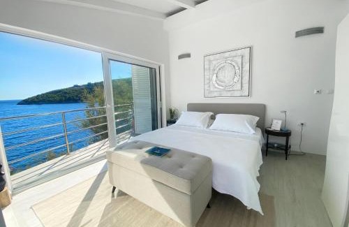 Trstenik Villa | Villa Moro: Beachfront Privacy