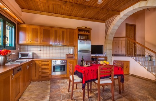 Agios Vasileios Villa | Villa Mourne, 2 BD, common pool, peaceful!