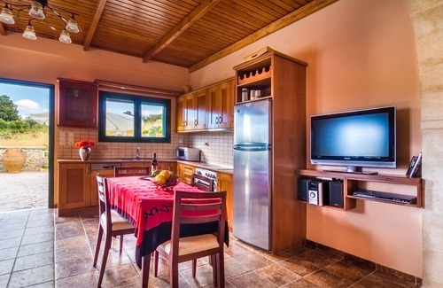 Agios Vasileios Villa | Villa Mourne, 2 BD, common pool, peaceful!