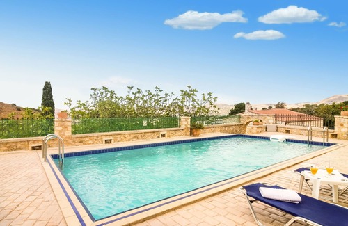 Agios Vasileios Villa | Villa Mourne, 2 BD, common pool, peaceful!