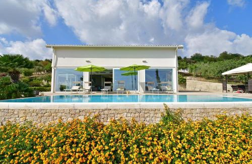 Ragusa Villa | Villa Nausica, heated pool, Padel court, view on the sea, wifi free perfect for big group