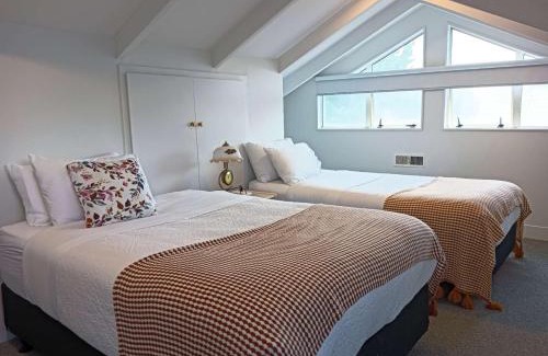 Hamilton East Villa | Villa near CBD and Globox Arena