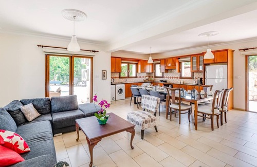 Droushia Villa | Villa Nikolina - 5 en-suite bedrooms