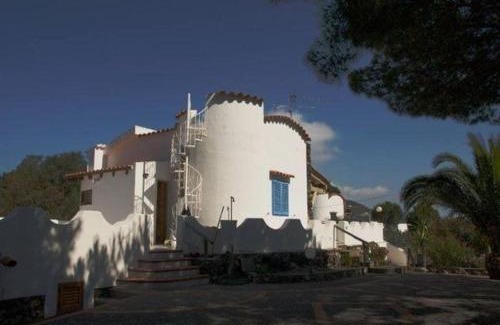 Vulcanello House | Villa Noir In Vulcanello