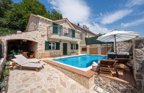 Prolozac House | Villa Old House with Pool, Jacuzzi