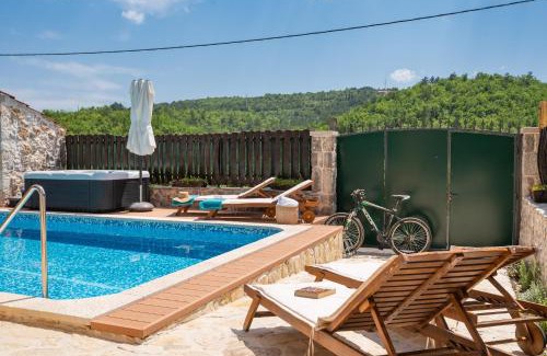 Prolozac House | Villa Old House with Pool, Jacuzzi