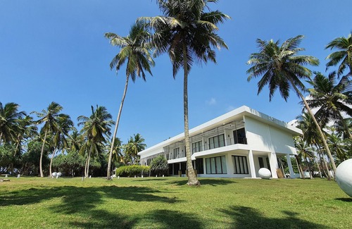 Kosgoda Villa | Villa on the Beach with Private Pool & Beach Access