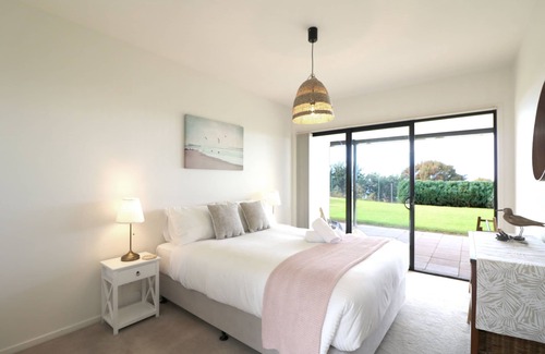 Tura Beach Cabin | Villa Paradiso - Pool and Beach Front