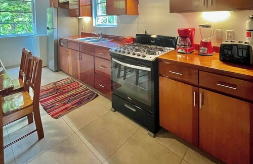Caye Caulker House | Villa, Pool, AC, Dock and Beach access Paddle boards-Sleeps 6