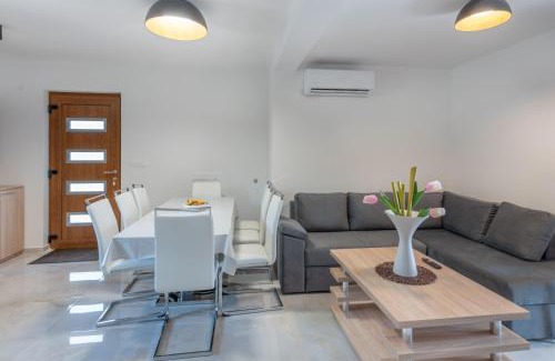 Viskovici House | Villa Rita, a luxurious private villa with a pool near the sea