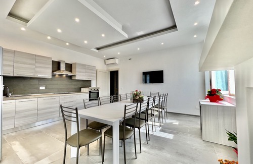 Monte San Giusto Villa | Villa Rugiada, 6 Bedrooms, 6 Baths, Pool and Jacuzzi, a few km from the sea